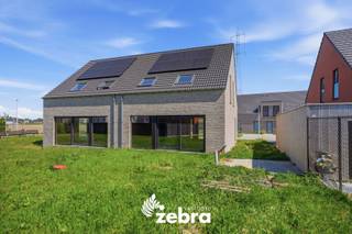 Deze woningen maken deel uit van het moderne woonproject ‘Roobaertpark’, een rustige en verkeersluwe omgeving aan de stadsrand, waar veel aandacht gaat naar groen en open ruimte. Dankzij de aansluiting op het stadswarmtenet geniet je bovendien van een energiezuinige oplossing en ben je minder afhankelijk van fossiele brandstoffen zoals aardgas.<br /><br />Lot 21 betreft een halfopen koppelwoning met lot 22, gelegen op een perceel van 283 m² en met een bewoonbare oppervlakte van 151 m². De indeling op het gelijkvloers omvat een inkomhal, een apart toilet, een lichtrijke leefruimte, een open keuken met kookeiland, een ruime berging en een praktische fietsenberging. Op de eerste verdieping bevinden zich 3 slaapkamers, waaronder een ruime master bedroom, een volledig ingerichte badkamer met inloopdouche en dubbele lavabo, een apart toilet en een praktische zolder. Bij deze woning is bovendien een carport met geïntegreerde tuinberging voorzien.<br /><br />Lot 22 betreft een halfopen woning op een perceel van 351 m² en met een bewoonbare oppervlakte van 149 m². De afwerking is verder identiek aan lot 21, echter zonder de inbegrepen carport met geïntegreerde tuinberging, maar wel met een privatieve autostaanplaats in een parkeerpocket.<br /><br />De woningen bevinden zich momenteel in casco staat, maar worden volledig afgewerkt en instapklaar opgeleverd.<br />In de prijs zijn onder andere een volledig ingerichte badkamer, bevloering, vloerverwarming, een tuinafsluiting met zwarte plastidordraad.<br /><br />Daarnaast beschikken de woningen over een aangename tuin met een gunstige oriëntatie, grenzend aan een groenzone.<br /><br />* Prijzen excl. btw en kosten.<br />* Afbeeldingen en oppervlaktes zijn indicatief.<br /><br />Bekijk zeker de modelwoning op onze website:<br />https://www.vastgoedzebra.be/te-koop/moderne-nieuwbouwwoning-nabij-stadsrand-roeselare-0<br /><br />Een vrijblijvend gesprek over dit project is mogelijk bij ons op kantoor.<br /><br /><strong>Ook wild geworden van deze thuis?<br />Twijfel niet langer en leg vandaag nog uw bezoek vast!</strong>
