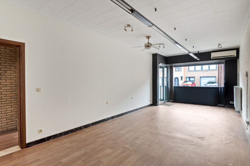Centraal gelegen handelswoning met praktijk- of kantoorruimte, 2 SLK & tuin - foto 4