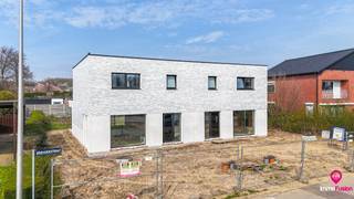 Moderne halfopen nieuwbouwwoning in ruwbouw (wind- en waterdicht) met 3 slaapkamers op toplocatie!<br /><br />Bent u op zoek naar een moderne woning die u nog volledig naar eigen smaak kan afwerken? Deze strakke halfopen nieuwbouwwoning in ruwbouwafwerking (wind- en waterdicht) biedt een uitstekende basis voor uw toekomstige thuis.<br /><br />De woning is gelegen op een perceel van 3,30 are met een straatbreedte van 10,5 meter en geniet van een bijzonder gunstige ligging. U bevindt zich op korte afstand van het centrum van Zolder, Houthalen en Zonhoven met bovendien een vlotte verbinding naar de autosnelwegen E313 en E314.<br /><br />Met een bruto bewoonbare oppervlakte van 167 m² werd deze woning praktisch en doordacht ingedeeld, met oog voor ruimte en comfort.<br /><br />Via de inkomhal betreedt u de woning, waar zich tevens een gastentoilet bevindt. Vanuit de hal komt u in de ruime en lichtrijke leefruimte, die voldoende plaats biedt voor een gezellige zithoek en een eetkamer. Aansluitend bevindt zich de open keuken, die in directe verbinding staat met de leefruimte en zicht biedt op de tuin. Naast de keuken is er een grote, praktische berging voorzien. Vanuit de leefruimte heeft u toegang tot de trap die naar de eerste verdieping leidt.<br /><br />De nachthal geeft toegang tot drie volwaardige slaapkamers. Verder bevindt zich op deze verdieping een badkamer, een aparte toiletruimte en een extra berging, wat zorgt voor bijkomend comfort en praktische opbergruimte.<br /><br />Het perceel wordt vlak opgeleverd en is meteen klaar voor de aanleg van een tuin naar eigen wens.<br /><br />Pluspunten:<br />- Moderne en strakke architectuur;<br />- Zeer degelijke constructie;<br />- Bewoonbare oppervlakte van 167 m²;<br />- Ruime en aangename leefruimte!<br />- 3 slaapkamers!<br />- Triple beglazing!<br />- Extra bergruimte op de verdieping;<br />- Centrale en vlot bereikbare ligging;<br />- Regenwaterput aanwezig;<br />- Aankoop volledig aan 12% registratierechten.<br /><br />Samenwerken met deze bouwheer staat garant voor kwaliteit, duidelijke afspraken en een betrouwbare afwerking.<br /><br />Voor een bezichtiging ter plaatse of meer info, bel ons op 078/78.78.70, of kom gewoon binnen op ons kantoor, steeds welkom!