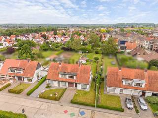 Deze woning is bijzonder goed gelegen aan de achterkant van het station en nabij vrije basisschool De Zonnebloem, het openbaar zwembad, de bibliotheek, sportfaciliteiten, een bakker en eet- en drankgelegenheden. Alles op wandelafstand! Toplocatie!<br /><br />Bestaande uit een inkomhal met een apart toilet, een lichtrijke leefruimte met zicht op de tuin, een ruime keuken met plaats voor een eettafel en een garage. Op de verdieping zijn 4 slaapkamers, een nachthal en een badkamer voorzien. Hierboven is een zolderruimte gelegen.<br /><br />De woning beschikt over een voortuin met een oprit en een doorgang met een poortje naar de tuin. De diepe tuin is een oase van rust en is aangelegd met een terras, een grasveld, een tuinberging en grenst achteraan aan andere tuinen. <br /><br />Indien u deze mooie woning graag bezoekt dan kan u mij steeds bereiken via arnaut@immojanstas.be of op 0495292080.<br /><br />Bijkomende info (EPC, bodemattest, elektriciteitsattest, enz...) kan U hier downloaden ↓