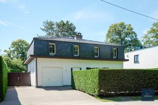 INSCHRIJVEN OP DE BEZOEKMOMENTEN !!! Deze stijlvolle villa in Franse stijl werd gebouwd in 1968 op een perceel van 600m² en geniet van een uitstekende ligging nabij het centrum van Wondelgem. De woning werd opgetrokken met kwalitatieve materialen en doorheen de jaren met de grootste zorg onderhouden door de huidige eigenares.<br />Via de ruime inkomhal met gastentoilet en prachtige marmeren trap betreedt u de woning. Vanuit de hal bereikt u de lichtrijke leefruimte, bestaande uit een gezellige zit- en eetplaats. Aansluitend bevindt zich de gesloten keuken, die een mooi uitzicht biedt op de verzorgde tuin.<br />Naast de keuken vindt u een praktische wasplaats met directe toegang tot de garage, wat zorgt voor extra comfort in het dagelijks gebruik.<br />Op de verdieping bevinden zich 4 volwaardige slaapkamers en een badkamer uitgerust met een ligbad. Het toilet is afzonderlijk van de badkamer gelegen.<br />Verder beschikt de woning over een automatische garagepoort en een aangename, goed onderhouden tuin waar u in alle rust kunt genieten.<br />Een karaktervolle woning met veel ruimte en potentieel, ideaal voor wie op zoek is naar een kwaliteitsvolle gezinswoning op een gunstige locatie.<br />Interesse? Neem contact op met alain@makelaarshuys.be of bel op 0468 25 48 91