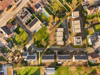 Wonen in het groen, met alles dichtbij: Smeskeshof in Waregem is een kleinschalig nieuwbouwproject met moderne, landelijk geïnspireerde woningen waar ruimte en comfort centraal staan.Elke woning beschikt over 3 of 4 volwaardige slaapkamers en is ontworpen om mee te groeien met je gezin. Extra troef: de zolderverdieping kan je naar wens afwerken tot een 4e of zelfs 5e slaapkamer, hobbyruimte, bureau of speelzolder.Dankzij de nieuwste technieken geniet je van hedendaags wooncomfort en een energiezuinige toekomst. De indeling is praktisch en licht, met aangename leefruimtes en een warme, tijdloze uitstraling.Waarom kiezen voor Smeskeshof?- Moderne, landelijke architectuur- 3 of 4 slaapkamers, uitbreidbaar via zolder- Nieuwste technieken en hedendaags wooncomfort- Rustige ligging in Waregem, met vlotte bereikbaarheidOntdek jouw nieuwe thuis in Smeskeshof; waar stijl, ruimte en toekomstgericht wonen samenkomen. Neem contact op voor plannen, prijzen en beschikbaarheden.