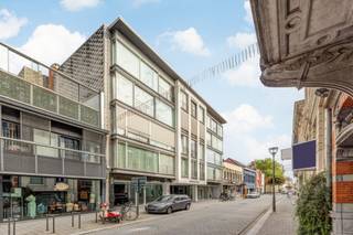 Comfortabel wonen met alle voorzieningen binnen handbereik. Dit charmante en perfect onderhouden appartement ligt in een verzorgde residentie,...