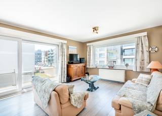 Ruim (90 m² bewoonbare oppervlakte) driegevel appartement met 2 volwaardige slaapkamers, west gericht terras en garagebox te koop op de eerste verdieping van de residentie Noordkaap. Het gebouw bevindt zich op de Oostendelaan en geniet van een bevoorrechte ligging te Sint-Idesbald: vlakbij het strand en op wandelafstand van het commercieel centrum en het openbaar vervoer. <br /><br />Het appartement werd als volg ingedeeld: ruime inkomhal | west gerichte leefruimte uitgevend op aangenaam zonneterras | afzonderlijke, uitgeruste keuken | eerste ruime slaapkamer met lavabo | tweede volwaardige slaapkamer met douche en lavabo | badkamer voorzien van inloopdouche en lavabo | afzonderlijk toilet. <br /><br />Ruime garagebox (6m diep op 2m75 breed) met aanpalende kelder (2m30 op 2m80) in de residentie inbegrepen in de prijs! <br /><br />Het appartement bevindt zich op de eerste verdieping van deze kleinschalige residentie. Er is geen lift aanwezig. <br /><br />Op zoek naar een ruim & zonnig tweede verblijf te Sint-Idesbald? Contacteer ons vandaag nog voor een afspraak ter plaatse.