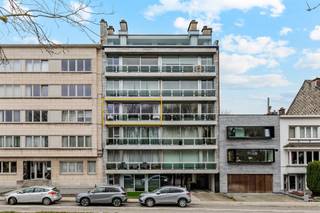 Dit appartement met een binnenoppervlakte van 115 m² is gelegen op de derde verdieping van een verzorgd gebouw aan de Parklaan 127 in Aalst, één...