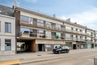 Dit instapklaar 2-slaapkamer appartement te koop is gelegen in het centrum van Avelgem. Met een bewoonbare oppervlakte van 86m² en een terras, combineert deze woonst ruimte, comfort op een gunstige locatie.<br /><br />De lichtrijke woonkamer biedt een open en luchtige sfeer, perfect voor gezellige momenten. De moderne keuken is volledig uitgerust en in goede staat.<br /><br />Dit appartement leent zich als opbrengsteigendom in Avelgem, bekijk zeker ons gedetailleerd rendementsrapport.<br /><br />Verplichte aankoop garagebox: € 20.000,00<br /><br />INDELING<br /><br />inkomhal - toilet - lichtrijke leefruimte met eetplaats - volledig uitgeruste keuken - berging/wasplaats - balkon - slaapkamer 1 - slaapkamer 2 - badkamer (inloopdouche en lavabo) - zuid-gericht terras <br /><br />Ruime kelderberging - garagebox<br /><br />TROEVEN<br /><br />+ Recent volledig geschilderd<br />+ Instapklaar <br />+ Centraal gelegen<br /><br />Maak nu uw afspraak en kom dit prachtig appartement bezichtigen! Voor meer informatie kan u contact opnemen via mail (matisse.vandererven@dewaele.com) of telefonisch (0472 18 64 20).<br /><br />Bestuursmaatregelen in het maatregelenregister: nee<br /><br />Deze AI-visualisaties zijn bedoeld als inspiratie. Er werd geen rekening gehouden met technische specificaties, stedenbouwkundige voorschriften of de concrete mogelijkheden tot realisatie.