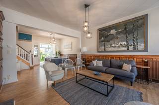 Gelegen in een van de mooiste lanen van Duinbergen, op wandelafstand van het strand, vinden we deze ruime en karaktervolle woning, een perfecte harmonie van sfeer, ruimte en toplocatie.<br />De woning biedt maar liefst vijf slaapkamers en vijf badkamers, verdeeld over royale leefruimtes met authentieke elementen en een warme, tijdloze uitstraling. Hoewel de woning opgefrist mag worden, ademt ze charme en potentieel ideaal als stijlvolle gezinswoning of als tweede verblijf aan zee.<br />Een bijzonder pluspunt is de aparte studio op het gelijkvloers, met eigen ingang, leefruimte, slaapkamer en badkamer, perfect voor gasten, familie of personeel.<br />Voor de woning is plaats voor twee wagens, wat een zeldzaam comfort is op deze gegeerde locatie.<br />Een unieke kans om een karaktervolle villa te verwerven op een absolute topligging in Duinbergen.