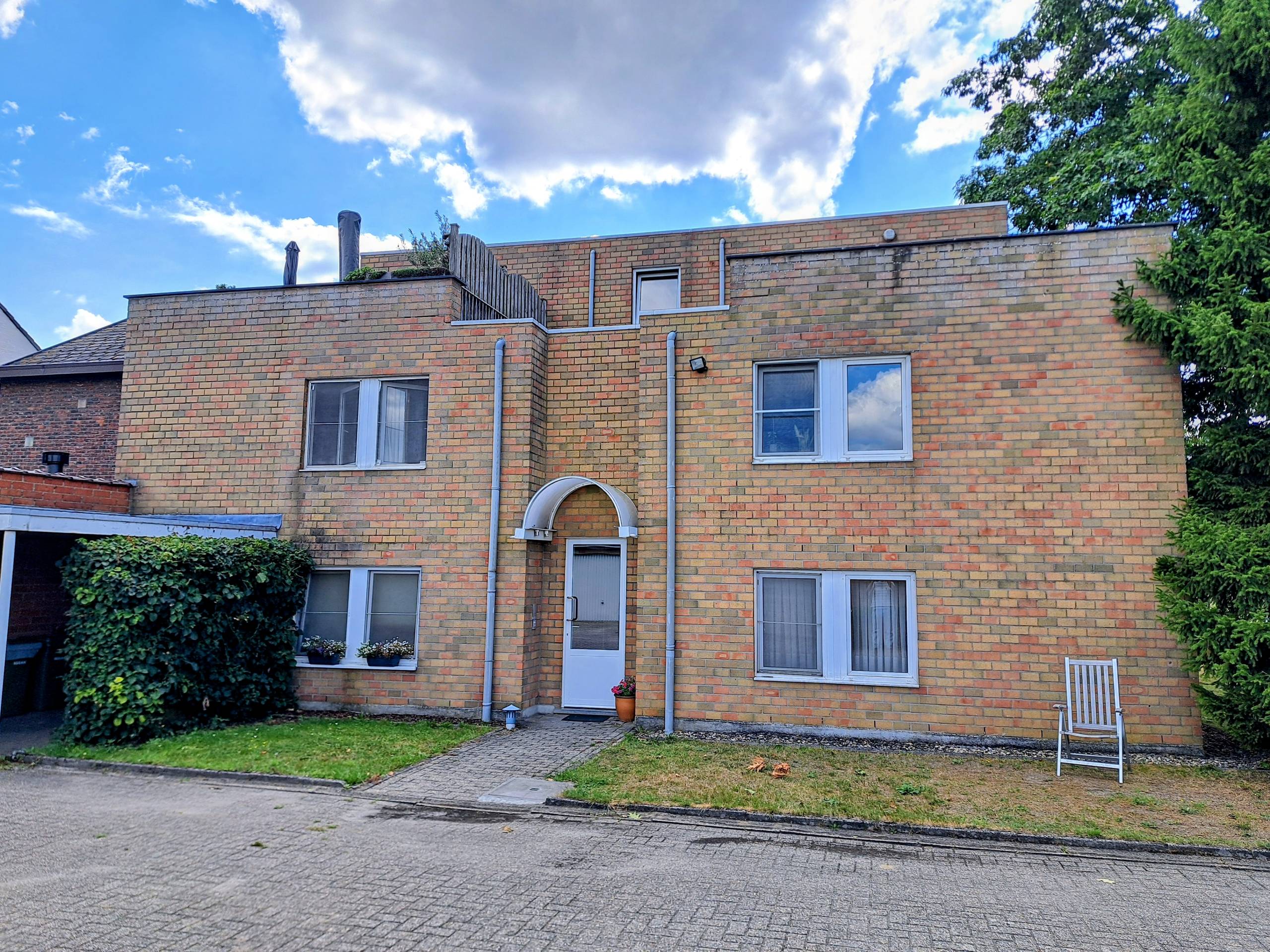 Een centraal gelegen appartement bestaande uit living met open keuken, 2 slaapkamers, badkamer, terras en een garage.