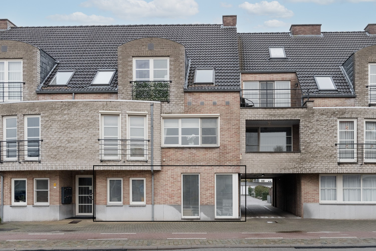 Ruim en energiezuinig appartement met garagebox in het centrum van Pelt - foto 1
