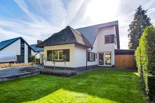 <strong>Een sfeervol huis met karakter, een eigentijdse indeling, met slaapkamer en badkamer op de begane grond, 4 slaapkamers en badkamer op de 1<sup>e</sup> verdieping, een riante open leefruimte voorzien van parketvloer en doorkijkhaard, volledig in contact met de prachtig aangelegde tuin! De villa is uniek gelegen met zicht op bossen aan de voorzijde, en een zuidelijk georiënteerde achtertuin, tevens vlakbij heerlijke fietspaden naar het centrum van Pelt en het centrum van Achel, dit alles in een residentiële omgeving. In de achtertuin zijn er 3 prachtige bijgebouwen (buitenkeuken/wellness (hottub)/bergruimte). Door haar centrale ligging is ook de NL-grens vlot bereikbaar en heeft men in enkele minuten toegang tot de snelweg. Een unieke kans voor zij die zoeken naar een karaktervol, doch volledig up to date en klassevol afgewerkt huis op een gegeerde locatie!</strong><br /><br /><strong>LIGGING: </strong><br />Prachtig gelegen in een residentiële buurt, met bossen aan de overkant, en een zuidelijke oriëntatie aan de achterzijde. Door haar centrale ligging is men in enkele minuten in hartje Pelt, doch ook direct in het mooie Achel. Fietspaden maken de verbinding vlekkeloos vanuit een bijzonder groen kader. Verder is men binnen een 10-tal minuten verwijderd van de NL-grens en de snelweg Noord/Zuid. De perfecte combinatie van riant wonen in het groen, zonder in te boeten aan bereikbaarheid!<br /><br /><strong>INDELING: </strong><br /><strong>Gelijkvloerse verdieping: </strong><br />- Charmante ontvangsthal met natuurstenen vloer, gastentoilet en vestiaire – kantoor – slaapkamer – badkamer (voorzien van bad, douche en wastafel) – prachtig lichtrijke woonkamer met overvloedig daglicht, vloer afgewerkt in parket en een centraal geplaatste doorkijkhaard – open keuken (recent vernieuwde keukenapparatuur) – achterinkom/wasplaats – inpandige garage (voorzien van automatische sectionaal poort met afstandsbediening en codeklavier) -<br /><br /><strong>1<sup>e</sup> verdieping:</strong><br />- Centrale nachthal - slaapkamer 2  – slaapkamer 3 – slaapkamer 4 – slaapkamer 5 – badkamer voorzien van inloopdouche, lavabo en toilet -<br /><br /><strong>Zolderverdieping:</strong><br />- Nette zolder overheen de bovenverdieping – bereikbaar via uitschuiftrap op overloop -<br /><br /><strong>Tuin: </strong><br />- Uitzonderlijk gelegen perceel, bos aan overzijde, zuidelijk georiënteerde achtertuin in volle privacy – 3 prachtige bijgebouwen (niet vergund) – bijgebouw 1 ingericht als buitenkeuken voorzien van alle comfort – bijgebouw 2 voorzien van hottub met overdekt terras en tuinberging – bijgebouw 3 in gebruik als fietsenstalling / berging – perceel volledig omsloten, perfect aangelegde tuin omheen de villa – ruimte voor het parkeren van meerdere wagens -<br /><br /><strong>BIJZONDERHEDEN:</strong><br />- Karaktervolle instapklare villa<br />- Volledig gerenoveerd in 2011<br />- Radiatoren zowel op gelijkvloers als op verdieping (aardgas)<br />- Airconditioning op overloop 1<sup>e</sup> verdieping<br />- 5 slaapkamers (waarvan 1 op gelijkvloers)<br />- 2 badkamers (waarvan 1 op gelijkvloers)<br />- Kantoorruimte op gelijkvloers<br />- Charmante inkomhal met natuurstenen vloer<br />- Woonkamer voorzien van parket en haard<br />- Prachtig aangelegde tuin georiënteerd op het zuiden<br />- 3 knap afgewerkte bijgebouwen (niet vergund)<br />- Unieke ligging<br />- Prachtige fietspaden vlakbij om centra van Pelt en Achel te ontdekken<br />- Centraal gelegen tussen Hamont en Achel, vlakbij NL-grens<br /><br /><strong>Stedenbouwkundige Inlichtingen:</strong><br />Bouwvergunning - Woongebied met landelijk karakter, natuurgebieden- Geen dagvaarding - Geen voorkooprecht – Verkavelingsvoorschriften<br /><br /><strong> EPC</strong>: 244kWh/(m²jaar)<strong> met certificaatcode: </strong>20261008-0003971259-RES-1<br /><br /><strong>O-peil:</strong> niet overstromingsgevoelig<br />P-score: A<br />G-score: A<br /><br /><strong>Benieuwd naar deze woning? Ons IDEALIS Team geeft U met plezier en steeds vrijblijvend de nodige informatie via e-mail , ter plaatse of op onze kantoren in Peer en Pelt.<br />Wenst U advies omtrent uw eigen woning? Graag plannen wij vrijblijvend met U een afspraak in om onze expertise met U te delen, steeds tot Uw dienst!!<br />Neem contact op met IDEALIS VASTGOED op 011/515 565 of mail naar info@idealisvastgoed.be!</strong><br /><br /> 