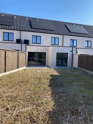 <p>Gelegen aan de Duinkerkestraat nr. 66 in het hart van Poperinge, vindt u deze ruime rijwoning die klaar is om nieuwe herinneringen te creëren. Dit huis biedt een perfecte mix van comfort en potentieel, waardoor het een ideale keuze is voor gezinnen en jonge professionals die op zoek zijn naar een warme omgeving om in te wonen. De indeling van de woning bestaat uit: inkomhal, afz. toilet, leefruimte, keuken, wasruimte, garage, terras en tuin, 1ste verdiep: nachthal, 3 slaapkamers, badkamer en zolder.</p>

<p>Dankzij de centrale locatie bent u omringd door alle voorzieningen die Poperinge te bieden heeft. Van supermarkten, scholen en winkels, alles is binnen handbereik.  Dit pand is een uitnodiging om uw eigen woonverhaal te beginnen, waar ruimte en sfeer samenkomen.</p>