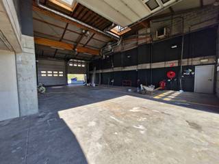 Een veelzijdig magazijn, ideaal gelegen in Braine-l'Alleud, met een totale oppervlakte van ± 180 m² en een plafondhoogte van 7 m, aangevuld met...