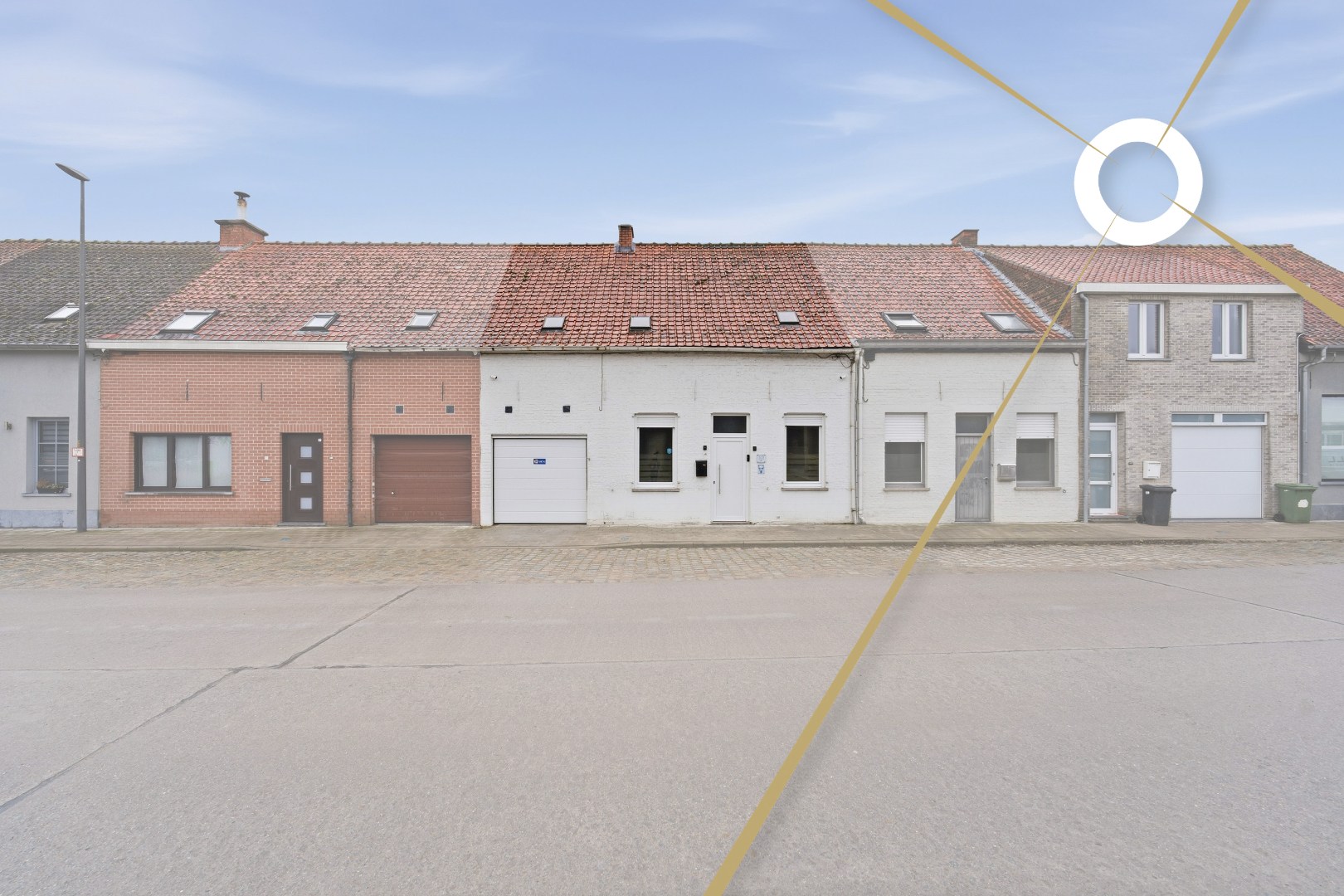 Te renoveren woning met 3 slaapkamers en ruime garage in Vlamertinge - foto 1