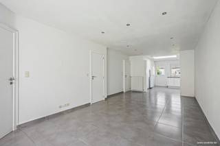 Cette maison a été entièrement rénovée il y a quelques années et comprend : un hall d'entrée avec débarras, un salon avec cuisine attenante et débarras, des toilettes et une salle de bains.<br /><br />À l'étage : 3 chambres.<br /><br />Escalier fixe menant à la chambre mansardée aménagée.<br /><br />Jardin avec terrasse et abri de jardin.<br /><br />+ Logement prêt à emménager ;<br />+ Chauffage central au gaz ;<br />+ Double vitrage ;<br />+ Disponible immédiatement ;<br />+ Électricité conforme.<br /><br />EPC 250 kWh/m² UC3673923<br /> 