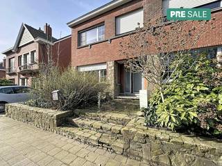 Deze te renoveren woning is de perfecte opportuniteit voor wie op zoek is naar een eigendom die volledig naar eigen stijl en wensen ingericht...