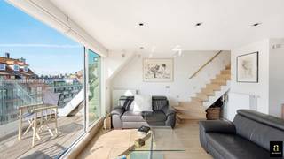 <p>Aangenaam en modern duplexappartement, gelegen op een leuke locatie op wandelafstand van het strand.</p>
<p>De lichtrijke leefruimte met haard vormt het hart van het appartement en sluit mooi aan op de open, verzorgde keuken. Aansluitend bevindt zich een praktische berging. Zowel vooraan als achteraan geniet u van een terras, met vooraan een ruim zonneterras.</p>
<p>Op de verdieping bevinden zich twee volwaardige slaapkamers, elk met een eigen badkamer, evenals een apart toilet. Daarnaast is er een derde ruimte die momenteel is ingericht als bureau, maar perfect kan dienen als extra slaapkamer met plaats voor een éénpersoonsbed.</p>
<p>Verder beschikt het appartement over een privatieve berging, ruim genoeg voor het stallen van twee fietsen, en is er vuilnisophaling voorzien in de residentie. Een aangename duplex met een praktische indeling op een gegeerde ligging.</p>