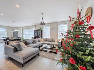 Deze halfopen woning combineert ruime volumes, praktisch wooncomfort en uitstekende parkeermogelijkheden op privatief terrein.De lichtrijke...