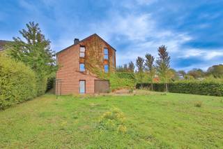 ISIMMO stelt u met genoegen deze prachtige villa voor, gebouwd in 2006 en gelegen in het charmante dorp Verdenne, op korte afstand van Marche-en-Famenne. Het pand biedt een vrij en rustgevend uitzicht op de natuur en de omliggende landbouwzones, in een rustige en groene omgeving.<br />Met 175 m² bewoonbare oppervlakte, aangevuld met 100 m² kelders en garage, biedt deze villa mooie volumes en een functionele indeling. Het uitstekende EPC B (145 kWh/m².an - 20260504032832) garandeert beheersbare energiekosten, en de conformiteit van de elektrische installatie biedt de koper een volledige gemoedsrust.<br />Ideaal voor een gezin dat modern comfort wil combineren met een hoge levenskwaliteit op het platteland.<br />De woning omvat een inkomhal, grote leefruimte, keuken en bijkeuken, een bureau dat geschikt is voor een vrij beroep, 3 mooie slaapkamers waarvan één met een dressing, 1 badkamer, kelders en garage die verder kunnen worden ingericht.<br />Voor meer informatie of een bezoek: contacteer Isabelle Spinoy (IPI 104257) op 0477/52 10 65 of via e-mail: info@isimmo.be