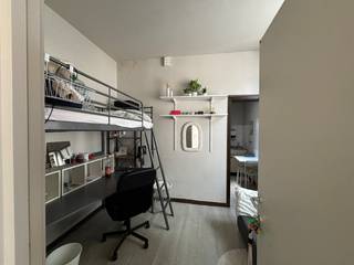 Op een uitstekende ligging in de Doorniksewijk, vlak bij het centrum en op wandelafstand van het station, vinden we dit studentenhuis met momenteel 6 studentenkamers. Ook VIVES, Howest en KU Leuven Kulak zijn vlot bereikbaar.<br /><br />Het pand biedt vooral heel wat potentieel voor de investeerder die verder wil optimaliseren. De huidige huurprijzen liggen relatief laag en er wordt vandaag slechts met 10 maanden huur per jaar gewerkt, waardoor er nog mooie ruimte is om het huurrendement te verhogen.<br /><br />Op termijn dient het gebouw heringericht te worden naar maximaal 5 studentenkamers, met een volwaardige gemeenschappelijke keuken. Een renovatie biedt dan ook de kans om het pand zowel kwalitatief als naar rendement toe naar een hoger niveau te tillen.<br /><br />Een interessante opbrengsteigendom op een sterke studentenlocatie, met een duidelijk renovatie- en optimalisatieverhaal.<br /><br />Bestuursmaatregelen in het maatregelenregister: nee