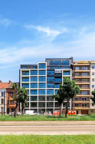 Cet appartement lumineux (1er étage) dans la résidence Southsquare est situé dans un emplacement de choix au Sud. Grâce à son excellente accessibilité et sa proximité immédiate du centre-ville, vous bénéficierez de confort et de dynamisme urbain. La surface habitable est de 94 m².<br /><br />Vous entrez dans l'appartement par un hall d'entrée spacieux, équipé d'un WC invités et d'un débarras séparé. Dès votre arrivée, vous ressentirez l'ouverture caractérisée par un espace de vie et de repas spacieux et lumineux. Les grandes fenêtres offrent une abondance de lumière naturelle, créant ainsi une sensation d'espace. La cuisine ouverte, entièrement équipée, est dotée de tous les appareils modernes et s'intègre harmonieusement avec l'espace de vie. Depuis le salon, vous avez accès à une terrasse calme et orientée plein sud - un endroit idéal pour se détendre.<br />L'appartement dispose de deux chambres à coucher complètes, chacune avec sa propre salle de bains, offrant ainsi un confort et une intimité supplémentaires.<br /><br />Loyer de l'appartement 1 500 €/mois - charges communes 100 €/mois - garage intérieur + débarras fermé à 125 €/mois.<br /><br />Points forts :<br />• Finition de qualité<br />• Terrasse orientée au sud<br />• Aménagement lumineux et ouvert<br />• Deux chambres avec chacune leur propre salle de bains<br />• Emplacement central à proximité du centre-ville et des transports en commun<br /><br />En bref, un appartement prêt à emménager avec tout le confort moderne dans un emplacement unique.