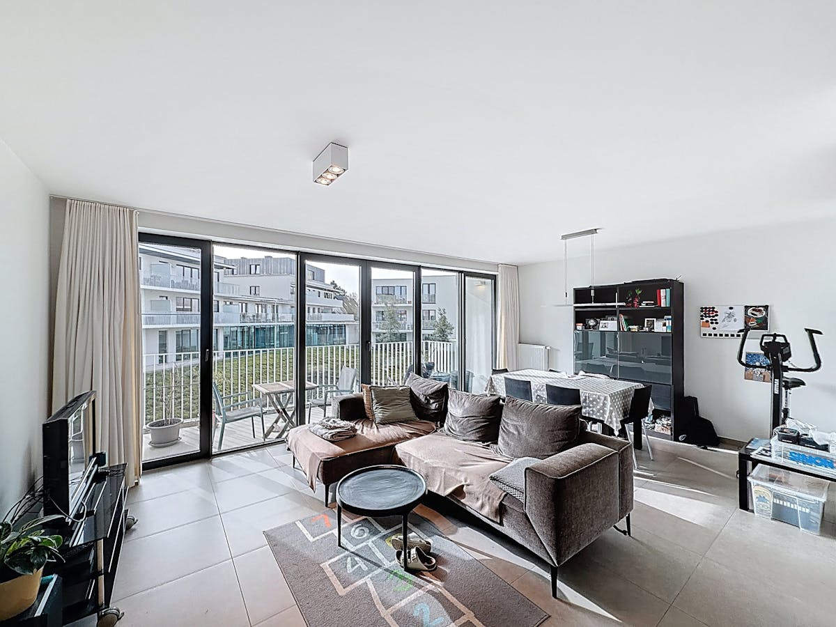 Stijlvol nieuwbouwappartement met 2 slaapkamers te huur in Sint-Michiels. - foto 2