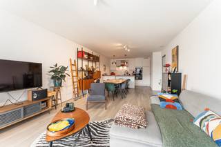 Instapklaar gelijkvloers appartement met tuin in Harelbeke.Het appartement dateert van 2019. Het beschikt over een lichtrijke leefruimte met...