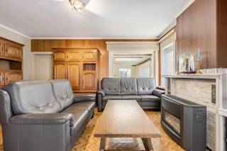 Op wandelstand van centrum van Staden, bevindt zich dit renovatiepand, die tal van mogelijkheden biedt.<br />Deze charmante woning beschikt over een lichtrijke leefruimte, 3 volwaardige slaapkamers en een droge kelder die extra bergruimte voorziet.<br />Buiten geniet u van een diepe tuin met tal van mogelijkheden voor tuinliefhebbers, speelruimte of een gezellig terras. De aanpalende garage zorgt voor extra comfort en praktische opbergruimte.<br /><br />Troeven:<br />3 slaapkamers<br />Droge kelder<br />Aanpalende garage<br />Diepe tuin<br />Rustige ligging<br />Wandelafstand van het centrum <br />Vlakbij sport en cultuurcentrum "Het Swok"<br /><br />Laat deze kans niet voorbijgaan en ontdek de mogelijkheden van deze woning tijdens een bezoek.<br />Geef ons een seintje op +32473470885 of baptist@fluo.immo voor meer info of een bezoek.<br /><br />Stedenbouwkundige inlichtingen zijn in aanvraag.