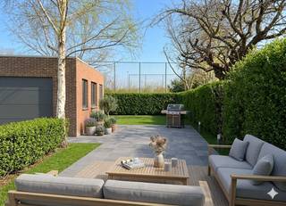 La maison est située à Bissegem, à deux pas du centre sportif Ter Biezen, de la Lys, de divers restaurants, boutiques et supermarchés. De plus, les écoles et les jardins d'enfants se trouvent à proximité, ce qui rend cette maison particulièrement attrayante pour les familles. Grâce à la connexion fluide vers Courtrai, la R8, l'A19 et l'E403, vous bénéficiez également d'une excellente accessibilité.MISE EN PAGE : Rez-de-chaussée : - hall d'entrée avec escalier menant au premier étage et toilettes invités - salon agréable avec beaucoup de fenêtres - cuisine attenante avec vue sur le jardin - Salle polyvalente (idéale comme bureau, salle d'entraînement ou salle de jeux pour enfants)- jardin spacieux avec sortie et garage- sous-sol Premier étage : - 3 chambres - Salle de bain équipée d'un lavabo, d'une baignoire/douche- toilettes séparées - espace mansardé Les avantages de cette maison : - maison robuste avec beaucoup de potentiel- endroit calme - présence d'une allée et d'un garage