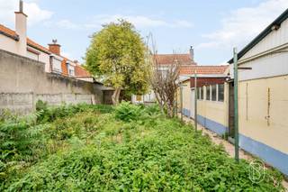 Dit te renoveren huis (type HOB) is perfect gelegen in een geliefde en zeer gewilde straat in Kain en biedt mooie woonruimtes en een enorm potentieel. BEGANE GROND: Een hal die toegang geeft tot een eerste multifunctionele ruimte, een grote leefruimte bestaande uit een woonkamer, een ingerichte keuken, een veranda, een kelder en een badkamer.1E VERDIEPING: Een overloop die toegang biedt tot drie grote slaapkamers, met de mogelijkheid om een vierde slaapkamer te creëren, met name dankzij een doorgangskamer.2E VERDIEPING: Een grote inrichtbare zolder die talrijke inrichtingsmogelijkheden biedt.BUITEN: Een mooie tuin met een ideale ligging, volledig omheind. Een woning vol potentieel, ideaal voor een renovatieproject..