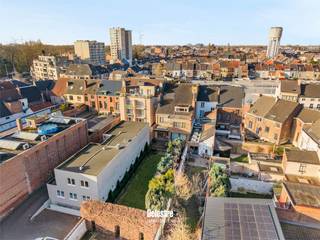 Bijzondere karakterwoning nabij het Stadspark met tal van authentieke elementen en zalig rustige tuin. <br />Met een totale opp. van maar liefst 636 m², verdeeld over 3 verdiepingen, biedt dit pand talloze mogelijkheden. De indeling laat veel flexibiliteit toe voor wie wonen &amp; werken wil combineren, of voor investeerders die meerdere woonunits willen creëren. <br />Met zijn rijke geschiedenis, indrukwekkende gevel en authentieke details is dit een unieke kans. Een absolute troef, naast de gegeerde ligging is de aangename tuin die opvallend rustig is. <br />Indeling gelijkvloers: de royale inkomhal in marmer zet meteen de toon. Verder is er een bureelruimte (met 2 inkomdeuren, ideaal voor vrij beroep), toilet met ruime vestiaire, garage &amp; ingerichte keuken. <br />De woonkamer is een toonbeeld van verfijnde eenvoud, waar de open haard als architecturaal element warmte en sfeer brengt samen met de prachtige parketvloer. <br />De woning is volledig onderkelderd en dit dit zorgt voor extra bergruimte. 1e Verdieping: 2e zeer ruime living (of 3e slaapkamer), 2 slaapkamers, berging, toilet en een ingerichte badkamer. Tweede verdieping: 5 kamers &amp; badkamer. <br />Ten slotte is er nog een zolder met mogelijkheden. <br />Groene rust in de stad: de verrassend diepe tuin achter de woning is een oase van rust. Het pand bevindt zich op een toplocatie, beneden aan de Parklaan. <br />Het Stadspark ligt op slechts 250 meter afstand. <br />Dankzij de nabijheid van het openbaar vervoer en de nabijheid van de E40 is de ligging uitstekend. <br />Deze uitzonderlijke woning is een ode aan tijdloze architectuur en verfijnd wooncomfort met gebruik van oerdegelijke materialen. <br />EPC LABEL: D. CV AARDGAS. <br />