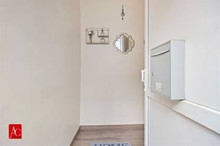 <p>Instapklare gezinswoning met garage en tuin in Boom</p><p>Bent u op zoek naar een comfortabele gezinswoning met een mooie buitenruimte, garage en drie slaapkamers? Dan is deze gesloten bebouwing in Boom zeker een bezoek waard!</p><p>De woning beschikt over een bewoonbare oppervlakte van 140 m² en is gelegen op een perceel van 191 m². Dankzij de praktische indeling, de 3 slaapkamers en de aangename buitenruimte biedt deze woning volop mogelijkheden voor gezinnen, starters of investeerders.</p><p>Achteraan geniet u van een terras en tuin, ideaal om in alle rust te ontspannen, te genieten van een maaltijd buiten of gezellig samen te zijn met familie en vrienden. De aanwezige garage zorgt bovendien voor comfortabel parkeren en extra bergruimte.</p><p>Ook op energetisch en technisch vlak zijn er interessante troeven: de woning beschikt over een EPC-score van 63, wat overeenkomt met een zeer gunstige energieprestatie, onder meer omwille van de zonnepanelen (4920 Wp). Daarnaast is de elektrische installatie conform gekeurd en beschikt de woning over een thuisbatterij.</p><p>Interesse? Maak vandaag nog uw afspraak om dit pand te bezichtigen.</p>