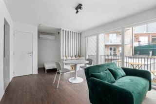 <h2><span>Studio derde verdieping met balkon</span></h2><h3><span>Instapklare studio op toplocatie aan zee</span></h3><p><span>Deze volledig gerenoveerde studio bevindt zich op de derde verdieping van een kleinschalige residentie zonder lift, op wandelafstand van het strand, de winkels en het openbaar vervoer.</span></p><p><span>De leefruimte geniet van veel lichtinval en geeft uit op een gezellig balkon. De </span><span>moderne, volledig uitgeruste keuken</span><span> beschikt over alle hedendaagse toestellen, terwijl de vernieuwde badkamer is afgewerkt met een stijlvol lavabomeubel en een comfortabele inloopdouche. Er is een slaaphoek voorzien en een gezellig balkon.</span></p><p><span>Dankzij de </span><span>goede EPC-score</span><span>, de </span><span>conforme elektrische installatie</span><span> en de centrale ligging is deze studio ideaal als tweede verblijf of als investering met interessant verhuurpotentieel.</span></p><p><span>Troeven</span></p><ul><li><span>Gezellig balkon </span></li><li><span>Volledig gerenoveerd </span></li><li><span>Luxueuze keuken met alle toestellen </span></li><li><span>Vernieuwde badkamer met inloopdouche </span></li><li><span>Goede EPC-score </span></li><li><span>Elektriciteit conform </span></li><li><span>Kleinschalige residentie zonder lift (lage syndicuskosten) </span></li><li><span>Op enkele stappen van strand, winkels en openbaar vervoer </span></li></ul><p><span>Ideaal als investering of tweede verblijf</span></p>