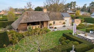 Zeer rustig gelegen stijlvolle luxe villa op 36 are met  mooie aangelegde tuin en bijgebouw met overdekt terras. Gelegen aansluitend op uitgestrekt beschermd natuur- en wandelgebied. West georiënteerd. <br />Omvat: ruime kelder (82 m2 ) met wijnkelder, opslag en hobby of werkplaats - inkomhal met vestiaire en wc, living 41m² met haard en parket, volledig ingerichte keuken met eethoek 23m², koele berging, wasplaats, dubbele garage, bureel 24m², 4 slaapkamers met parket, 2 bad-of douchekamers, 2 dressings. 2 slaapkamers vormen thans ruime studio, geschikt voor inwoon van extra familielid of dienstpersoneel.<br />Stijlvolle luxe afwerking. Zeer goede staat en instapklaar. Bouwjaar 2006. CV met mazout. Epc: 137 kWh/m² jaar - energielabel B - UC:3832672-RES-1.  Ki 3.057 euro. <br />Voorzien van zonnepanelen (5.740 Wpiek) en thuisbatterij van 12kWh.<br />Totale vloeropp: villa 400m² + 28m² bijgebouw + kelders + bergzolder.<br />    Prachtige tuin, omhaagd voor privacy, en tuinhuis plus aparte ruimte voor tuinbenodigdheden.<br />Aansluitend bij de terrassen, een met strodak overkapte ruimte, ideaal voor BBQ of zomerse buitenmaaltijden<br />Stedenbouw info in aanvraag (woongebied - zijtuin in agrarisch gebied).<br /> 