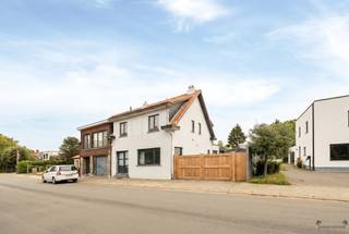RENOVATED SEMI-OPEN BUILDING WITH LICENSED WAREHOUSE (204 M²) IDEAL FOR THE SELF-EMPLOYED DOORNAARDSTRAAT 40, WOMMELGEMIn a quiet and easily...