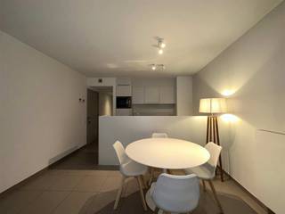 <p>Bij binnenkomst word je begroet door een lichte en ruime leefruimte met een moderne open keuken. De grote raampartijen zorgen voor een overvloed aan natuurlijk licht, terwijl de keuken is uitgerust met alle comfort, inclusief een ijskast met diepvriesvak, vaatwasser, combi-oven en een keramisch kookvuur. Vanuit hier heb je directe toegang tot het gezellige terras, perfect voor ontspannen momenten.<br /><br />Een handige berging met aansluiting voor wasmachine en droogkast biedt extra gemak. De badkamer is stijlvol ingericht met een bad-douche combinatie, dubbel lavabomeubel en een toilet. De twee slaapkamers zijn rustig gelegen aan de achterzijde van het appartement, waarvan één ruime tweepersoonskamer van 12 m2 en een gezellige éénpersoonskamer van 7,50 m2.<br /><br />Dit energiezuinige appartement is gebouwd volgens de BEN principes (Bijna Energie Neutraal), waardoor het zeer weinig energie verbruikt voor verwarming, ventilatie, koeling en warm water. Dit resulteert in een lage energiefactuur.<br /><br />Daarnaast is er de mogelijkheid om een parkeerplaats te huren voor slechts €100 per maand. De forfait voor gemeenschappelijke kosten, inclusief onderhoud en elektriciteit van gemeenschappelijke delen en lift, bedraagt €95 per maand.<br /><br />Dit unieke appartement is beschikbaar vanaf 1 oktober 2025, met een huurwaarborg van 3 maanden en een contractduur van 3 jaar. Mis deze kans niet om comfortabel en energiezuinig te wonen in dit prachtige appartement!</p>