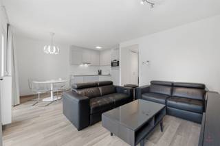 <p><strong>Energiezuinig wonen in Gent, met twee slaapkamers, terras én een uitstekende ligging voor studerende kinderen.</strong></p><p>Ontdek dit goed onderhouden gelijkvloers appartement aan Overwale 6 in Gent. Dankzij de praktische indeling, energiezuinige technieken en sterke bereikbaarheid is dit een interessant appartement voor zowel eigen bewoning als investering.</p><p>Het appartement werd gebouwd in 2018 en beschikt over ca. 70 m² bruto bewoonbare oppervlakte. Via de inkomhal bereik je het gastentoilet, de badkamer en de lichtrijke leefruimte met open keuken. Aansluitend bevindt zich een praktische berging en het terras.</p><p>Verder zijn er twee slaapkamers, waardoor het appartement ook interessant is voor gezinnen met studerende kinderen of voor wie graag over een extra bureau- of logeerkamer beschikt.</p><p>Ook op praktisch vlak zit het goed. Bij het appartement horen een privatieve kelderberging én een overdekte autostaanplaats, **die inbegrepen is in de vraagprijs**. Daarnaast is er een videofoon aanwezig en beschikt het appartement over ventilatie type C.</p><p>Technisch scoort het appartement bijzonder sterk. Het beschikt over EPC-label A, PVC-schrijnwerk met dubbele beglazing en een conforme elektrische installatie.</p><p>De ligging vormt een absolute troef. Dankzij het uitstekende aanbod aan openbaar vervoer en de vlotte aansluiting op de R4 verplaats je je gemakkelijk doorheen Gent en daarbuiten. Ook voor gezinnen met studerende kinderen is dit een bijzonder interessante locatie, met goede verbindingen naar verschillende onderwijs- en studentenlocaties in de stad. Winkels, diensten en andere voorzieningen bevinden zich eveneens binnen handbereik.</p><p><span>Troeven:</span><br />* Bouwjaar 2018<br />* Twee slaapkamers<br />* Interessante ligging voor studerende kinderen<br />* Terras<br />* Overdekte autostaanplaats inbegrepen in de vraagprijs<br />* Privatieve kelderberging<br />* Conforme elektrische installatie<br />* Mobiscore 9,3/10</p><p><span>Informatie:</span><br />* Vraagprijs: € 385.000 inclusief autostaanplaats<br />* Bewoonbare oppervlakte: ca. 70 m²<br />* EPC: label A | E50<br />* Watertoets: perceelscore D | gebouwscore D<br />* Stedenbouwkundige inlichtingen: aan te vullen<br />* De genoemde oppervlakte betreft de bruto bewoonbare oppervlakte zoals opgenomen in het EPC-verslag</p><p>Meer informatie of een bezoek?<br />Contacteer Bart via 0470 80 51 08 of bart@heritagevastgoed.be.</p>