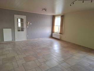 Fijn appartement bestaande uit: inkomhal, leefruimte, ingerichte keuken, apart toilet, wasplaats, berging, 2 slaapkamers en badkamer met douche...