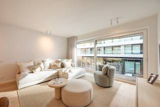 <p>Idéalement situé sur la Kustlaan, à deux pas de la Zeedijk et du centre-ville animé, cet appartement rénové se trouve dans une belle résidence offrant une vue agréable sur la place Lichttorenplein.<br /><br />Le salon lumineux bénéficie d’un agencement ouvert et agréable, offrant suffisamment d’espace pour un coin salon et une salle à manger spacieux. Les baies vitrées s’ouvrent sur un balcon à l’avant. Belle cuisine ouverte moderne équipée d’appareils Miele et d’un local technique prévu pour les machines à laver. <br /><br />L’appartement dispose en outre de trois chambres à coucher à part entière, chacune dotée d’une salle de douche attenante, ce qui garantit un confort et une intimité optimaux. La façade et les terrasses, ainsi que l’ascenseur et le hall d’entrée, ont été récemment rénovés dans cet immeuble. <br /><br />Possibilité d’acquérir une double place de parking dans l’immeuble.</p>