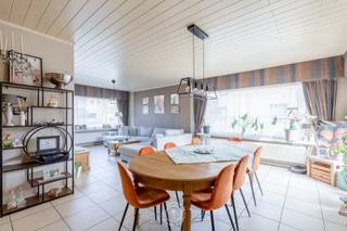 Deze landelijk gelegen en <strong>instapklare halfopen bebouwing</strong> bevindt zich in een kindvriendelijke wijk aan de rand van Sint-Niklaas. De woning is gelegen op een <strong>perceel van 512 m²</strong> en combineert een <strong>aangename ligging</strong> met een praktische indeling. Dankzij de nabijheid van belangrijke invalswegen en de vlotte verbinding naar de E17 zijn zowel Antwerpen als Gent gemakkelijk bereikbaar.<br /><br />Via de inkomhal komen we in de <strong>ruime en lichtrijke leefruimte</strong>, waar grote raampartijen zorgen voor veel lichtinval. Aansluitend bevindt zich de <strong>vernieuwde keuken</strong>, die voorzien is van alle hedendaags comfort. Ook vinden we op het gelijkvloers de vernieuwde badkamer terug. <br /><br />Op de <strong>eerste verdieping</strong> bevinden zich twee volwaardige slaapkamers. Daarnaast is er een grote open ruimte die verschillende mogelijkheden biedt. Deze kan dienstdoen als hobbyruimte, bureau, speelruimte of, mits de nodige aanpassingen, als extra slaapkamer. Via een vaste trap bereiken we de <strong>ruime, afgewerkte zolderkamer</strong>. <br /><br />Ook buiten heeft de woning heel wat te bieden. De <strong>tuin </strong>biedt <strong>mooi uitzicht over de achtergelegen velden</strong> en beschikt over een oprit en <strong>garage</strong>, wat zorgt voor extra parkeergelegenheid en praktische bergruimte.<br /><br />De woning beschikt bovendien over een<strong> EPC-label B</strong>, wat een mooie troef is op vlak van energiezuinigheid.<br /><br />Wenst u deze woning graag te bezichtigen? Neem dan contact op met Emily via emily@claves.be of op het nummer 0468 30 00 32.