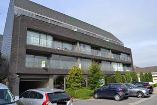 Deze ruime en comfortabele duplex penthouse is gelegen in een recent gebouwde residentie in het centrum van Harelbeke. De lichtrijke leefruimte...
