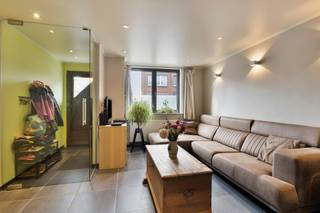 <p><span>INSTAPKLARE, ENERGIEZUINIGE WONING MET 2 SLAAPKAMERS EN TERRAS.</span></p><p><span>De woning is gelegen langsheen de Rijweg te Puurs-Sint-Amands. Vlotte bereikbaarheid verzekerd dankzij de nabijheid van de N16 en A12. </span></p><p><span>De moderne sportinfrastructuur van de gemeente is bereikbaar binnen wandelafstand. </span></p><p><span>Het gezellig huis werd grondig en vakkundig gerenoveerd en beschikt o.a. over aluminium ramen, condensatieketel, vernieuwde badkamer en keuken, ...</span></p><p><span> </span></p><p><span>Gelijkvloers: Inkomhal / aangename leefruimte met eetplaats en salon / goed uitgeruste keuken met keramische kookplaat, oven, vaatwasser, koelkast, ....</span></p><p><span>1ste verd.: Nachthal / ruime slaapkamer / multifunctionele ruimte geschikt als bureau, hobbyruimte,... / badkamer met douche , wc en wastafel.</span></p><p><span>2de verd.: Master bedroom.</span></p><p><span>Kelder met extra bergruimte en mogelijkheid plaatsen wasmachine.</span></p><p><span>Leuk terras / uitweg achteraan perceel.</span></p><p><span> </span></p>