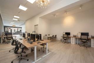  Vous êtes à la recherche d'un espace commercial spacieux avec beaucoup de passage ? Cet espace commercial de plain-pied d'environ 110 m² combine...