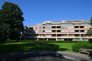 <p><span>Via de inkomhal met vestiaire en gastentoilet betreedt u de sfeervolle woon- en eetkamer. Grote raampartijen zorgen voor veel natuurlijk licht en geven toegang tot het zuidoost georiënteerde terras, waar u in alle rust kunt ontspannen. De volledig uitgeruste keuken grenst aan de woonkamer en biedt eveneens toegang tot het terras aan de voorzijde. Aangrenzend aan de keuken bevindt zich een praktische wasplaats/berging.</span></p><p><span> </span></p><p><span>Het nachtgedeelte omvat twee slaapkamers, beide voorzien van inbouwkasten, een badkamer met ligbad en dubbele wastafel, een aparte douchekamer met toilet en een extra berging. Beide slaapkamers geven uit op het overdekte terras aan de achterzijde. Het appartement heeft een aangename indeling, waarbij lichtinval centraal staat.</span></p><p><span> </span></p><p><span>De unieke ligging, hoogwaardige materialen en royale oppervlakte van ±160 m² maken dit appartement uitzonderlijk. </span></p><p><span>Bij het appartement hoort een afgesloten garagebox (G46) en een kelder (</span><span>K31).</span></p><p><span> </span></p><p><span>De gemeenschappelijke kosten bedragen € 180 per maand. </span></p><p><span> </span></p><p><span>Per verdieping zijn er slechts twee appartementen.</span></p><p><span> </span></p><p><span>Extra’s: parket en natuursteen, inbouwkasten, veiligheidsdeur, deels overdekt terras, nieuwe lift, ….</span></p><p><span> </span></p>