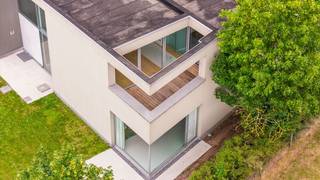 In de prestigieuze en beschermde Kasteeldreef ligt deze moderne villa van 450 m² bewoonbare oppervlakte op een royaal perceel van 1.735 m²...