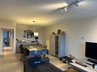 <p>Appartement in het centrum van Veurne, vlak bij winkels, horeca en dagelijkse voorzieningen.</p><p><br /></p><p>Dit verzorgd appartement combineert een centrale ligging met een praktische indeling en aangenaam wooncomfort. Gelegen in het hart van Veurne geniet u van een vlotte bereikbaarheid en alle faciliteiten op wandelafstand. De lichtrijke woonkamer vormt het gezellige middelpunt van het appartement, terwijl de keuken en berging zorgen voor extra gebruiksgemak. Met twee slaapkamers en een badkamer uitgerust met zowel douche als ligbad is dit appartement geschikt voor zowel eigen bewoning als investering.</p><p><br /></p><p>Belangrijkste ruimtes:<br />• Lichtrijke woonkamer met aangename leefruimte<br />• Functionele keuken met praktische indeling<br />• Berging met extra opbergruimte<br />• Badkamer met douche en ligbad<br />• 2 volwaardige slaapkamers<br />• Parkeerplaats</p><p><br /></p><p>Troeven:<br />• Centrale ligging in het centrum van Veurne<br />• Twee slaapkamers en praktische indeling<br />• Energiezuinig appartement met EPC-label B</p><p><br /></p><p>Neem vandaag nog contact op met je ERA-makelaar voor een bezoek.</p><p><br /></p><p>Aanmelden via de ERA WEBSITE!</p><p><br /></p><p>JOUW DROOMAPPARTEMENT. ZO GEVONDEN!</p>