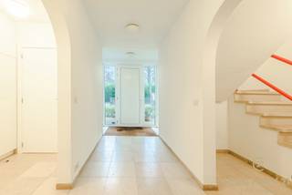 <p><strong>In een prachtig groene, rustige villawijk van Oud-Turnhout bevindt zich deze op te frissen villa, gelegen op een royaal perceel van 2.789 m².</strong><br />Wie houdt van ruimte, licht en een harmonieuze verbinding met de natuur, voelt zich hier meteen thuis. De woning beschikt onder meer over een bijzonder ruime leefruimte, een gezellige leefkeuken, vijf volwaardige slaapkamers, een kantoorruimte en een dubbele garage. De weelderige tuin is een waar rustoord en geniet dankzij de zuidwestoriëntatie de hele dag door van zon. <br /><br /><strong>Bovendien geniet u van een uitstekende bereikbaarheid, op slechts 25 minuten van zowel Eindhoven (NL) als Antwerpen (BE) – ideaal voor wie centraal én rustig wil wonen.</strong><br /><br />De woning is op te frissen, waardoor u de perfecte kans krijgt om ze volledig naar uw smaak te moderniseren.</p>
<p><strong>Gelijkvloers</strong><br />Bij het binnenkomen word je verwelkomd in een stijlvolle, centrale inkomhal met gastentoilet en vestiaire. Links bevindt zich een praktische kantoorruimte—ideaal om rustig te werken van thuis uit—terwijl je rechts toegang hebt tot de dubbele, inpandige garage.</p>
<p>De leefruimtes bevinden zich aan de achterzijde van de woning en baden door de grote raampartijen in een overvloed aan natuurlijk licht. Vanuit zowel de zit- als eethoek heb je een prachtig zicht op de groene tuin. De warme travertinvloer geeft het geheel een elegante en tijdloze uitstraling.</p>
<p>De aangrenzende leefkeuken is uitgerust met kwalitatieve Miele-toestellen en biedt plaats aan een gezellige eethoek. In de aansluitende veranda is het heerlijk ontspannen met zicht op de tuin. Een aparte zij-ingang brengt je naar de wasplaats met douche en een extra bergruimte—ideaal voor gezinnen die houden van orde en functionaliteit.</p>
<p><strong>Eerste verdieping</strong><br />De stijlvolle travertintrap leidt naar de eerste verdieping, waar maar liefst vier ruime slaapkamers te vinden zijn. Drie hiervan zijn uitgerust met een eigen lavabo en bieden toegang tot het achterliggende terras. De vijfde slaapkamer grenst aan de badkamer, die tevens bereikbaar is via de nachthal. De volledig uitgeruste badkamer beschikt over een ligbad, dubbele wastafel, douche en toilet.</p>
<p><strong>Zolder</strong><br />Via een handige vlizotrap bereik je de bergzolder, perfect voor het opbergen van seizoensspullen of persoonlijke archieven.<br /><br /></p>
<p><strong>Troeven</strong></p>
<ul>
<li>
<p>Maar liefst <strong>vijf slaapkamers</strong> én een aparte <strong>kantoorruimte</strong></p>
</li>
<li>
<p>Rustige, groene ligging met een tuin op het <strong>zuidwesten</strong></p>
</li>
<li>
<p><strong>Uitstekende bereikbaarheid</strong>: slechts 25 min. van Eindhoven én Antwerpen</p>
</li>
<li>
<p><strong>Op te frissen</strong>, met tal van mogelijkheden om naar eigen smaak te moderniseren</p>
</li>
<li>
<p>Verwarming op aardgas via radiatoren</p>
</li>
<li>
<p><strong>HR-condenserende gasketel</strong> vernieuwd in 2016</p>
</li>
</ul>
<p>Deze villa combineert ruimte, kwaliteit, natuur en potentieel tot een bijzonder aantrekkelijk geheel. Een ideale kans voor wie droomt van wonen in een groene, residentiële omgeving en zijn eigen stempel wil drukken op een ruime woning.</p>