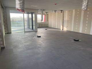 <p>In een rustige, moderne en goed uitgeruste professionele omgeving zijn momenteel twee kantoorunits te huur:<br />2e verdieping – Unit G: 130 m²<br />2e verdieping – Unit H: 123 m²<br /><br />Elke unit beschikt over:<br />Een privé vergaderruimte<br />Een individuele kitchenette<br /><br />Gemeenschappelijke voorzieningen:<br />Douches<br />Aparte toiletten voor dames en heren<br />Extra vergaderruimtes<br /><br />Het gebouw is voorzien van gedeelde zonnepanelen, wat zorgt voor een hogere energie-efficiëntie en lagere kosten.<br /><br />Ideaal voor KMO’s, start-ups of vrije beroepen die op zoek zijn naar een flexibele en professionele werkruimte nabij belangrijke verbindingswegen.</p>