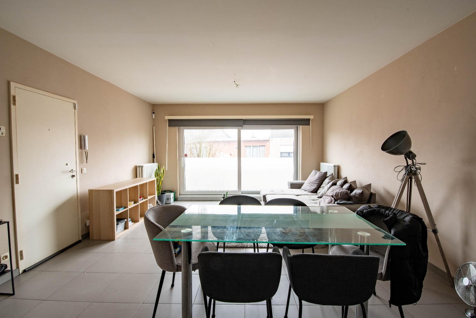 Mooi recent appartement met 2 slaapkamers en parking - foto 2