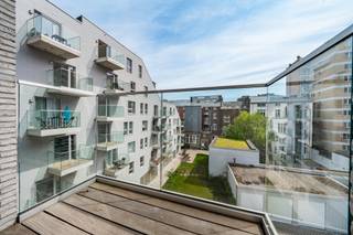 We Invest Liège vous présente le projet « Asklépios », résidence de standing comprenant 47 appartements entièrement réfléchis pour apporter une solution aux besoins d’aujourd’hui et de demain. Bénéficiant d’un environnement prestigieux dans l’hypercentre liégeois, face aux jardins de l’Eglise Saint-Jacques, l’une des plus belles de Liège, ces appartements 2 ou 3 chambres ont été conçus pour offrir à leurs occupants un lieu de vie spacieux, lumineux et chaleureux de par leurs espaces intérieurs ouverts et leurs terrasses idéalement orientées. Une attention particulière a été apportée sur l’esthétisme grâce au choix des matériaux d’une grande qualité et à une signature architecturale audacieuse. L’adaptabilité et l’ergonomie des appartements permettra aux résidents de faire évoluer leur logement en fonction de leurs besoins afin d’y rester vivre le plus longtemps possible. Un parking privatisé et sécurisé pour voiture et pour vélo a été prévu au sous-sol de la résidence. Vous l’aurez compris : cette résidence conviendra tout autant aux jeunes qu’aux aînés pouvant avoir une mobilité réduite. Contactez nous au 04 277 00 07 ou via liege@weinvest.be pour plus de renseignements !