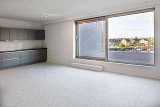 Wij vragen u vriendelijk om niet telefonisch te reageren, maar uitsluitend via e-mail of via de portaalsite. Dit recent gebouwde, instapklare appartement bevindt zich in het hart van Oud-Turnhout en biedt een uitzonderlijk mooi zuidgericht terras, samen met twee slaapkamers. Dankzij de natuurlijke lichtinval, de aanwezigheid van vloerverwarming en een warmtepomp, die zowel verwarmt in de winter als koelt in de zomer,  geniet u van een hoog wooncomfort in een bijzonder energiezuinige omgeving. Het appartement is volledig afgewerkt en uitgerust met gordijnen en lichtarmaturen. Bovendien zijn een autostaanplaats en een private berging reeds in de prijs inbegrepen. De maandelijkse provisie voor de gemeenschappelijke kosten bedraagt 40 EUR. Interesse of wenst u een bezoek aan te vragen? Gelieve te reageren via e-mail naar ines@ilimmo.be
 of via de portaalsite.